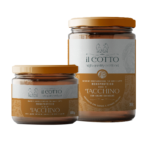 Sottoprodotti di origine animale (Carne di Tacchino) 22,4%, Spinaci freschi in pezzi 13,7%, Grano Saraceno 10%, Carote fresche in pezzi 8,4%, Sostanze Minerali. Tutta la gamma del “Il Cotto” nei formati 180g e 380g.